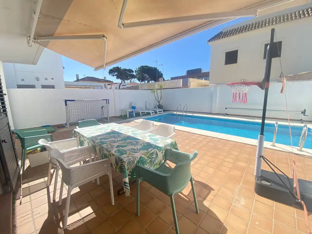 Piscina de Casa o xalet de lloguer en Islantilla amb Aire condicionat, Terrassa i Balcó