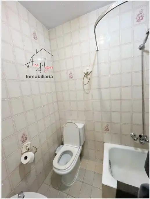 Bathroom of Flat for rent in Salamanca  with Heating, Parquet flooring and Terrace