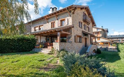 Vista exterior de Casa adosada en venda en Bellver de Cerdanya amb Calefacció, Jardí privat i Parquet