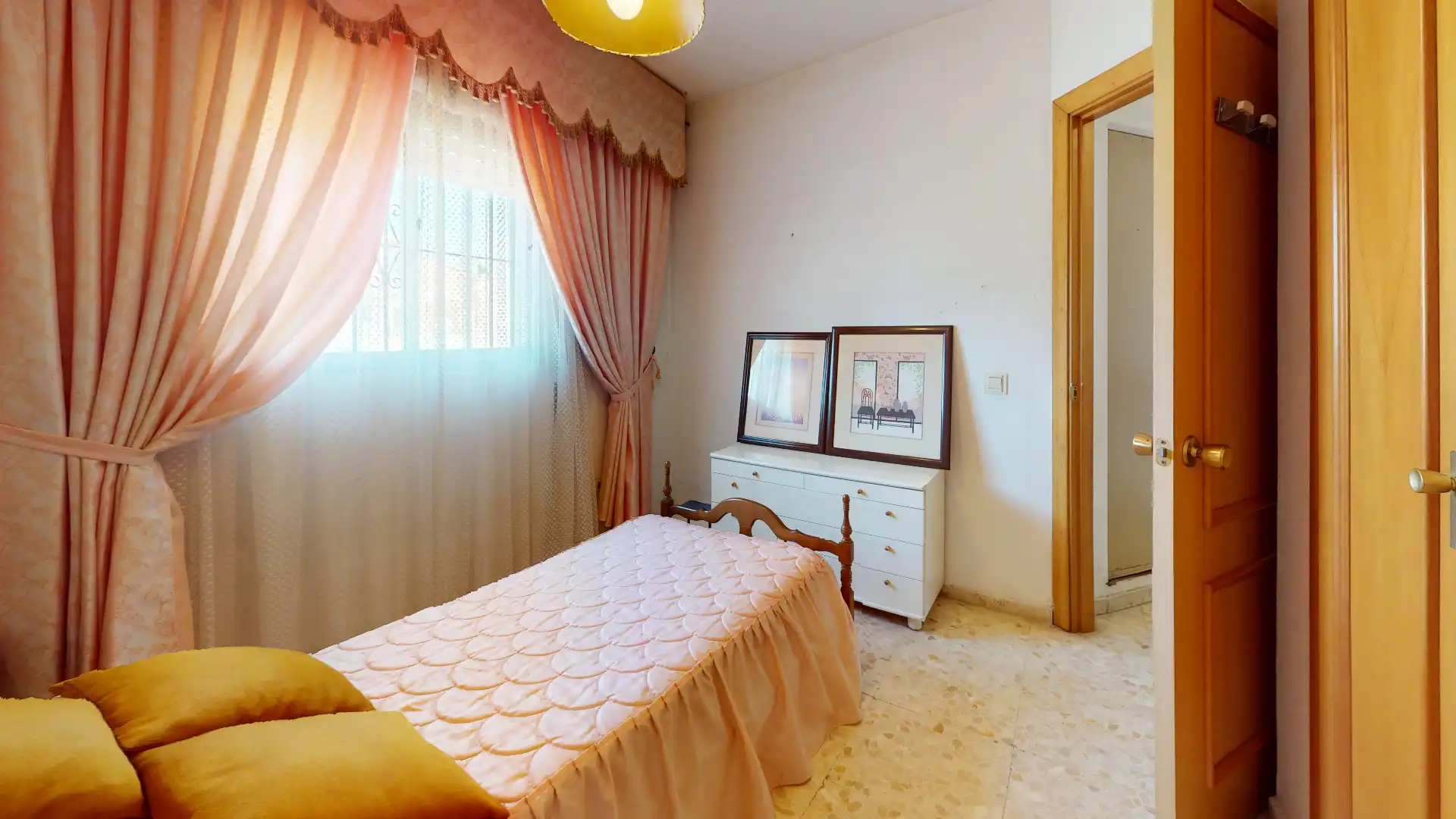 Dormitori de Casa adosada en venda en Málaga amb Jardí privat, Terrassa i Forn