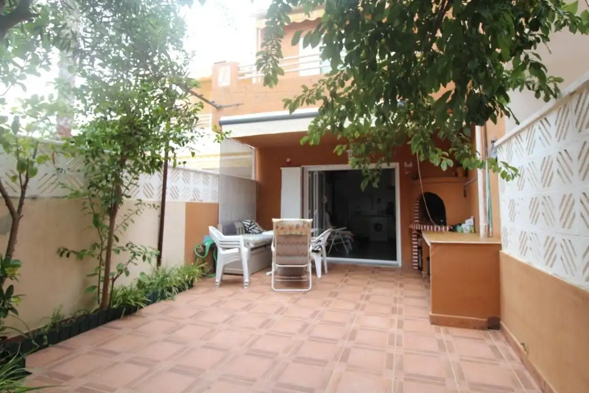 Terrassa de Casa adosada en venda en Torrevieja amb Jardí privat, Terrassa i Moblat