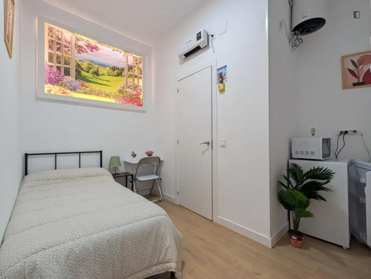Dormitori de Apartament per a compartir en Madrid amb Moblat i Rentadora