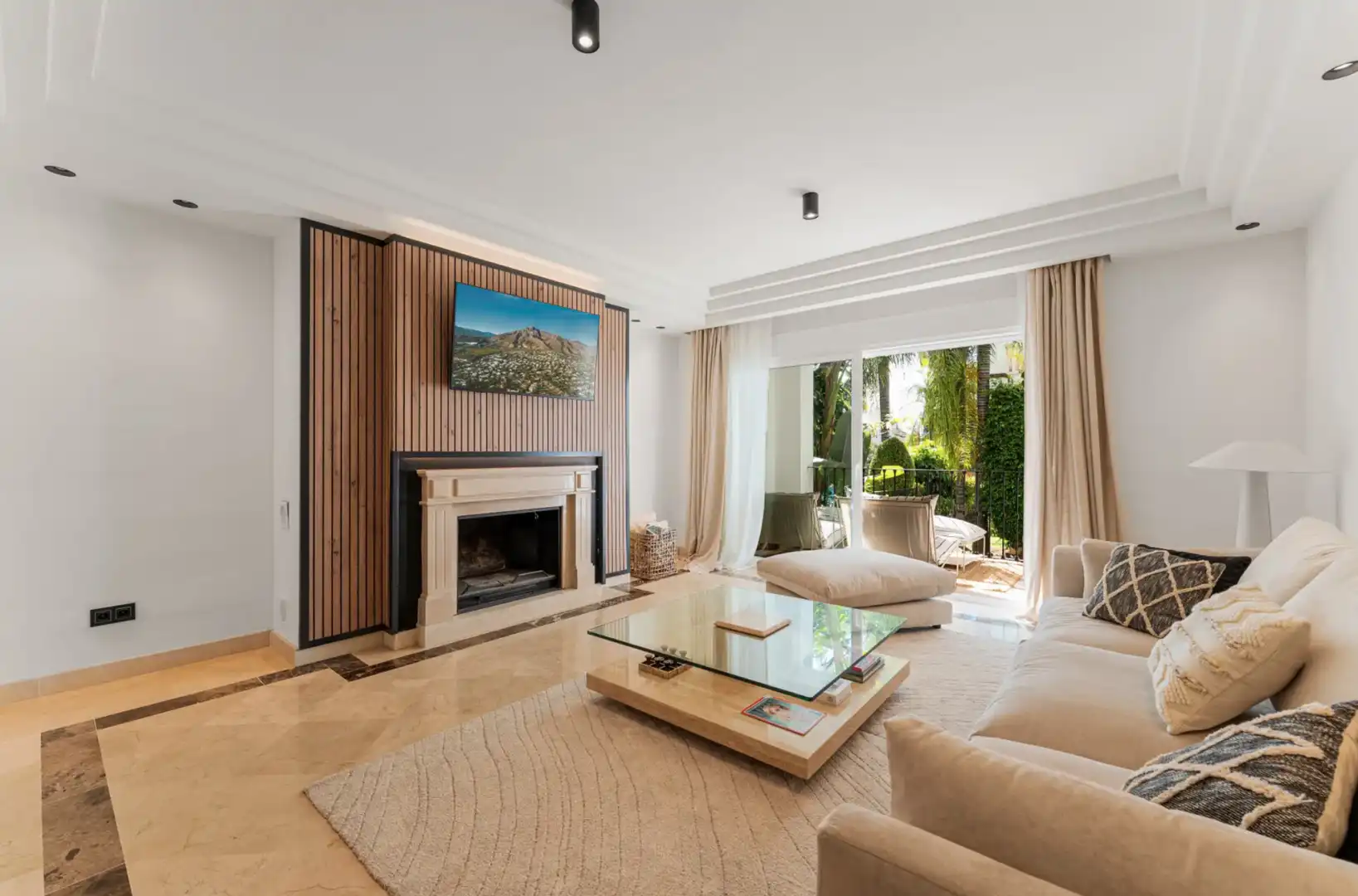 Living room of Apartments for sale in Marbella  with Air Conditioner, Terrace and Swimming Pool