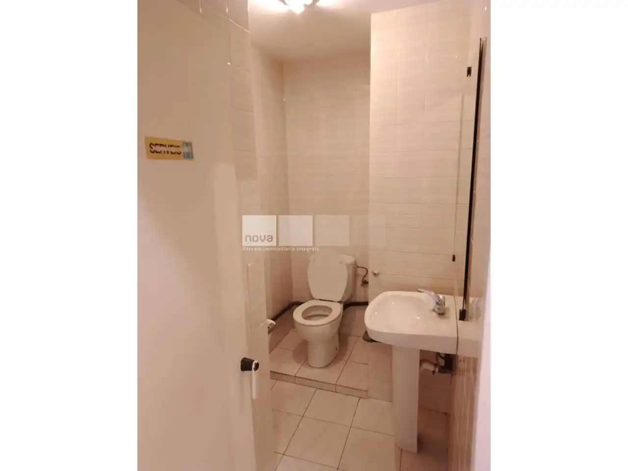 Baño de Local de alquiler en Vic con Aire acondicionado