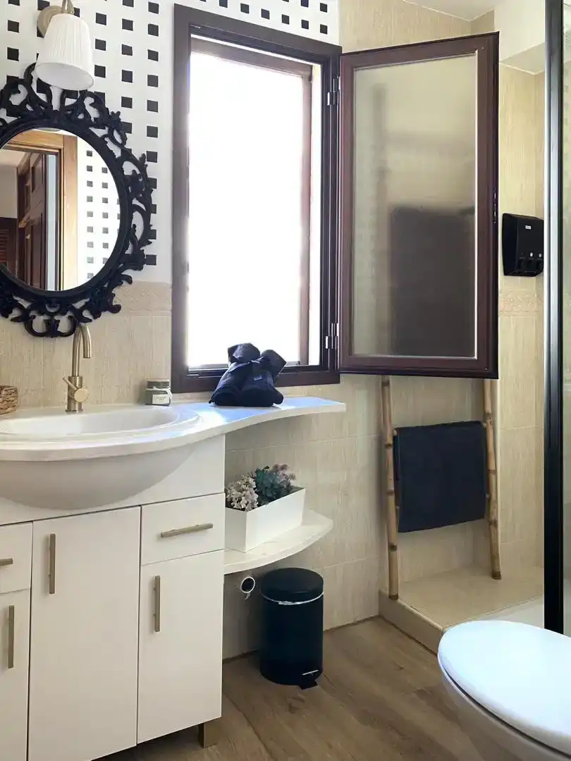 Badezimmer von Wohnung zur Miete in El Ronquillo mit Klimaanlage, Parkett und Möbliert