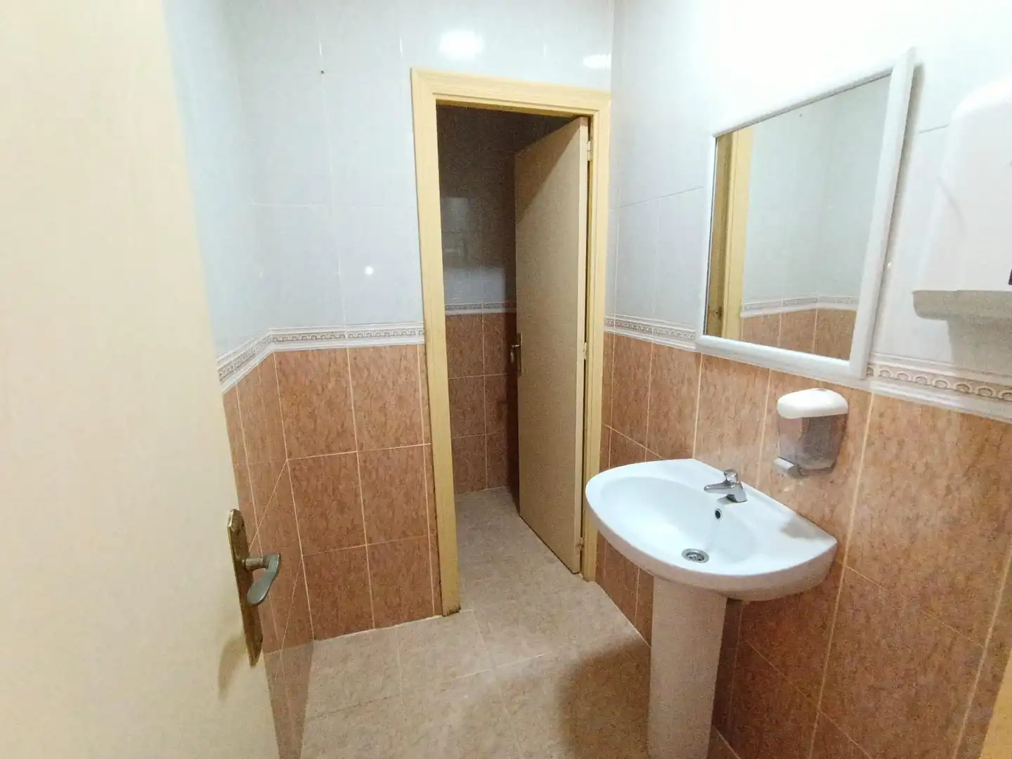 Baño de Local en venta en Torrevieja con Aire acondicionado, Terraza y Amueblado