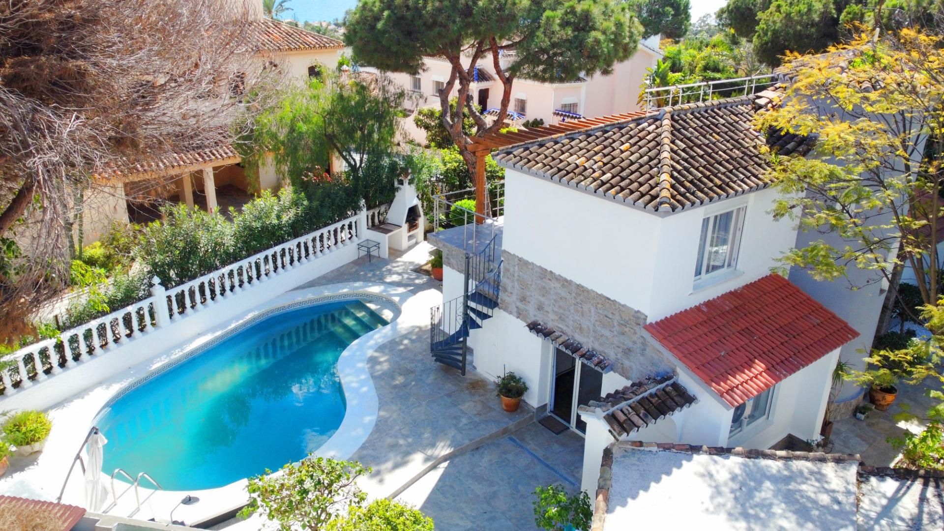 Vista exterior de Casa o xalet en venda en Marbella amb Aire condicionat, Parquet i Terrassa