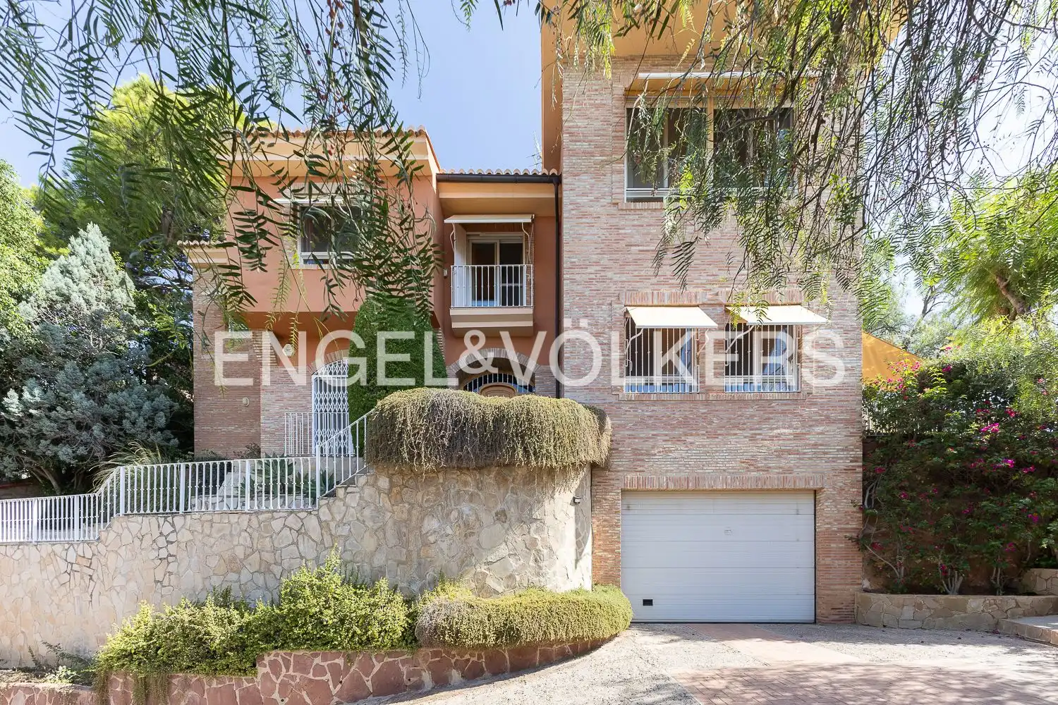 Vista exterior de Casa o xalet en venda en Sagunto / Sagunt amb Aire condicionat, Calefacció i Jardí privat