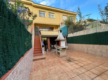 Adossat amb balcó en venda a Abrera