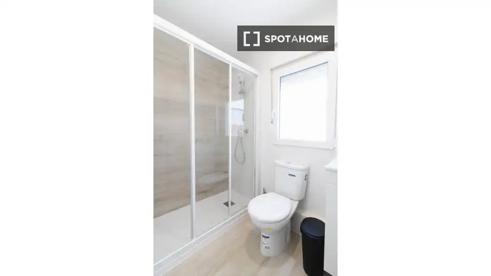 Bathroom of Flat for rent in Madrid  with Air Conditioner, Heating and Furnished