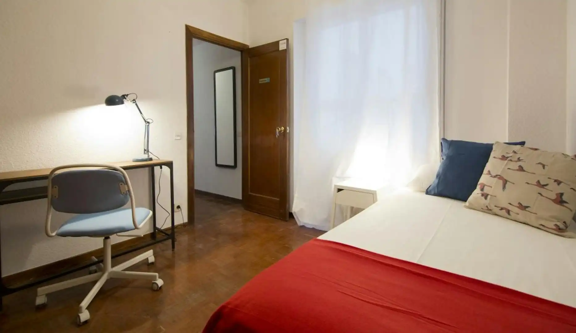 Bedroom of Flat for share in Madrid  with Heating, Washing machine and Internet