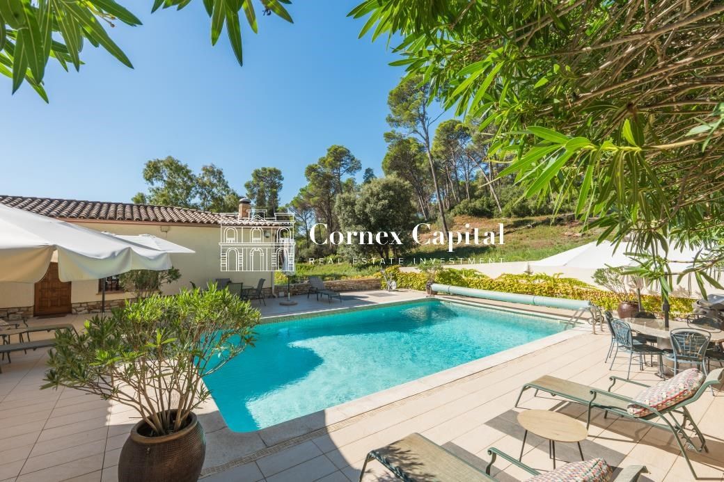 Vista exterior de Casa o xalet en venda en L'Estartit amb Aire condicionat, Calefacció i Jardí privat