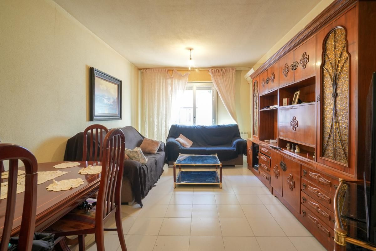 Sala d'estar de Pis en venda en  Madrid Capital amb Calefacció, Jardí privat i Terrassa