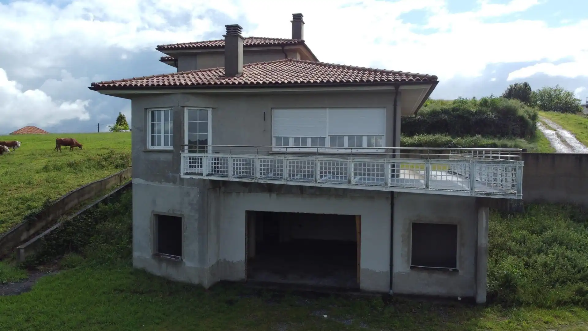Vista exterior de Casa o xalet en venda en Oviedo  amb Jardí privat, Terrassa i Balcó