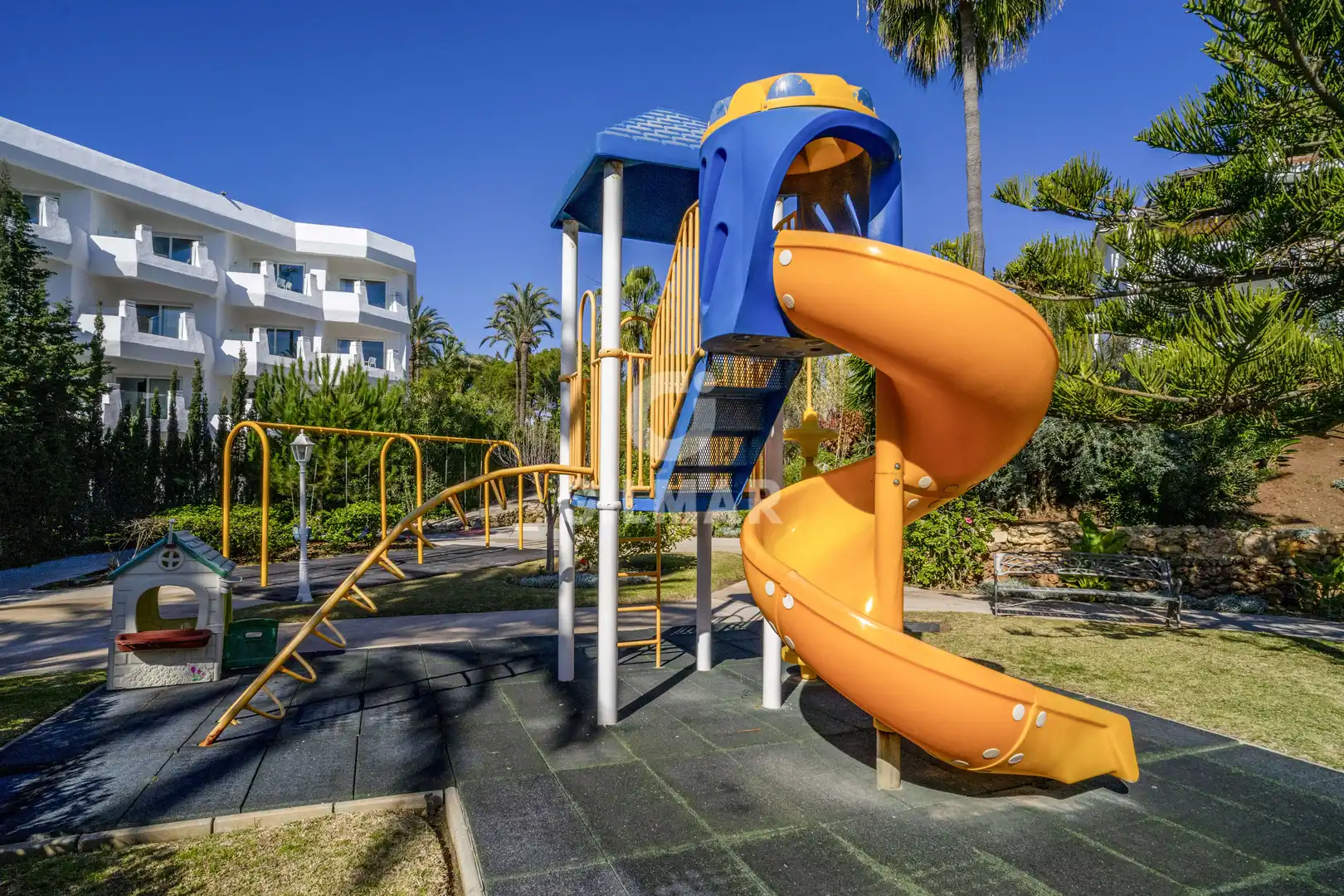 Außenansicht von Einfamilien-Reihenhaus zum Verkauf in Marbella mit Heizung, Privatgarten und Schwimmbad