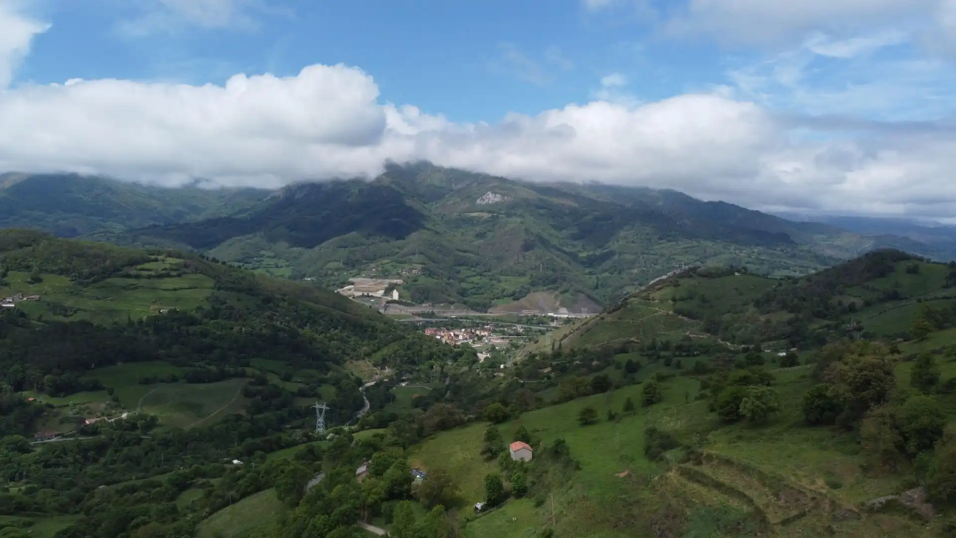 Vista exterior de Casa o xalet en venda en Lena amb Calefacció, Terrassa i Traster