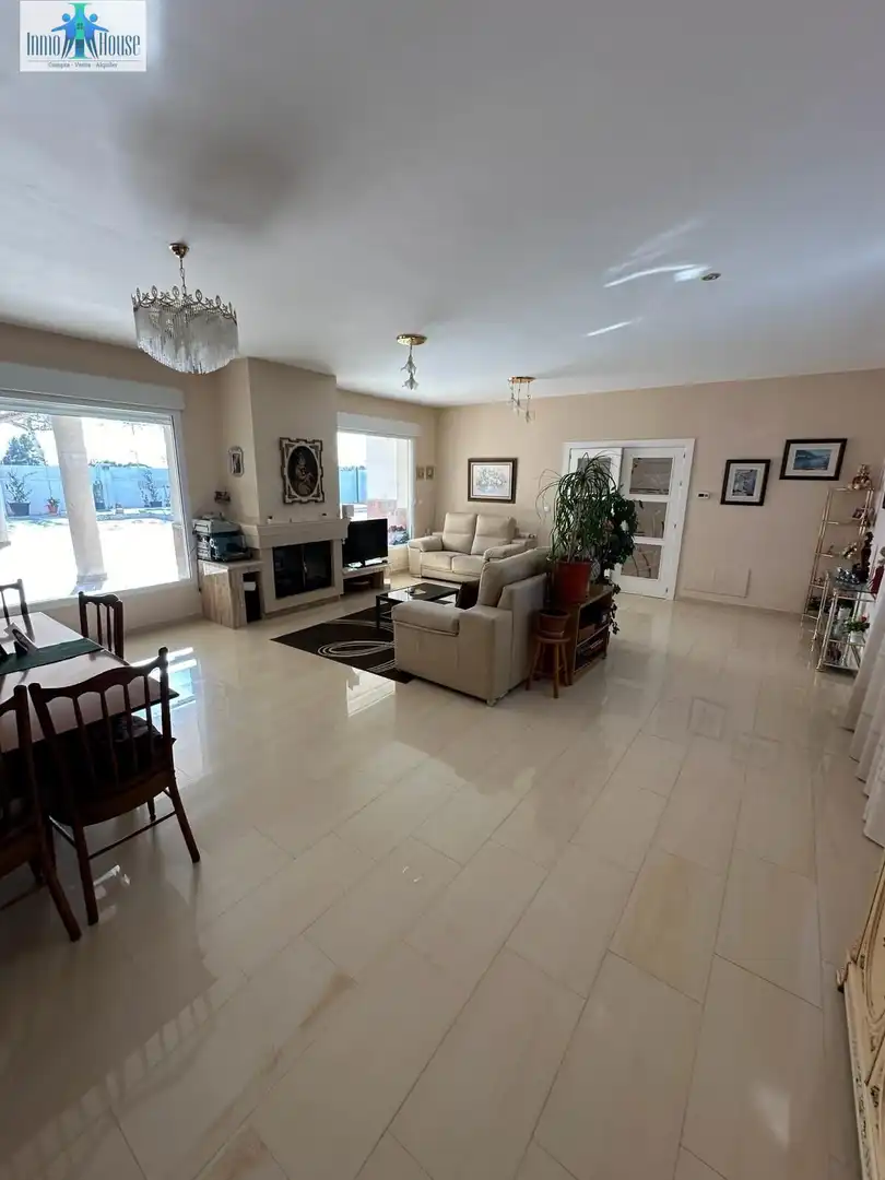 Sala d'estar de Casa o xalet en venda en Albacete amb Aire condicionat, Jardí privat i Parquet
