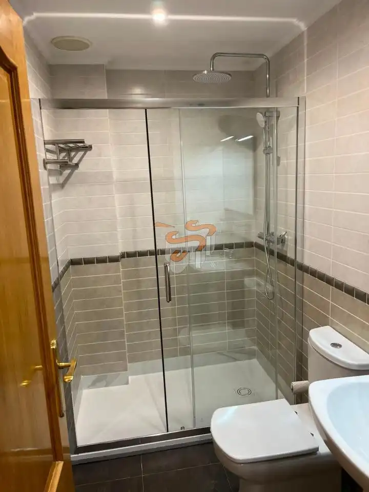 Bany de Apartament de lloguer en Ferrol amb Calefacció, Traster i Moblat