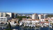 Vista exterior de Apartament en venda en Roses amb Terrassa i Piscina comunitària