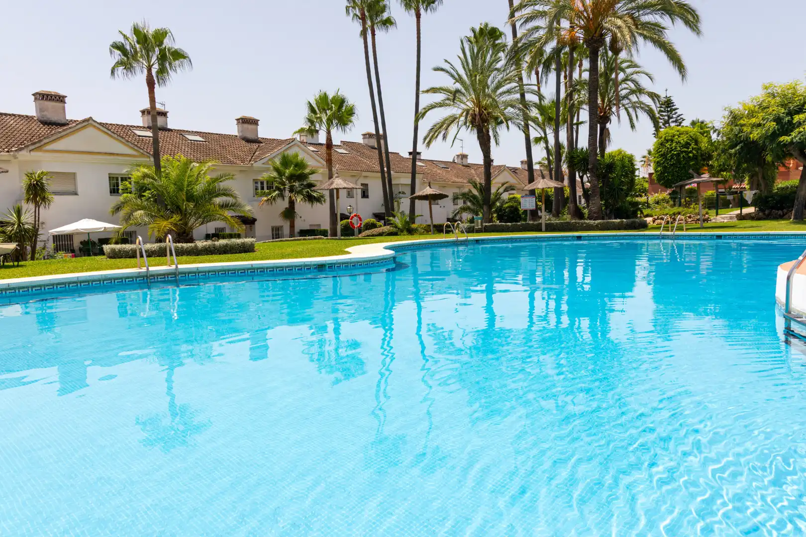 Swimming pool of Detached homes for rent in Estepona  with Air Conditioner, Private garden and Terrace