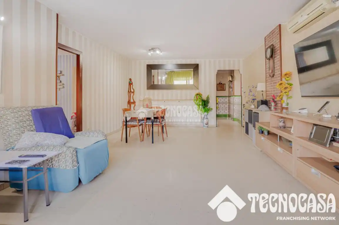 Wohnung zum Verkauf in  Barcelona Capital mit Klimaanlage, Terrasse und Balkon