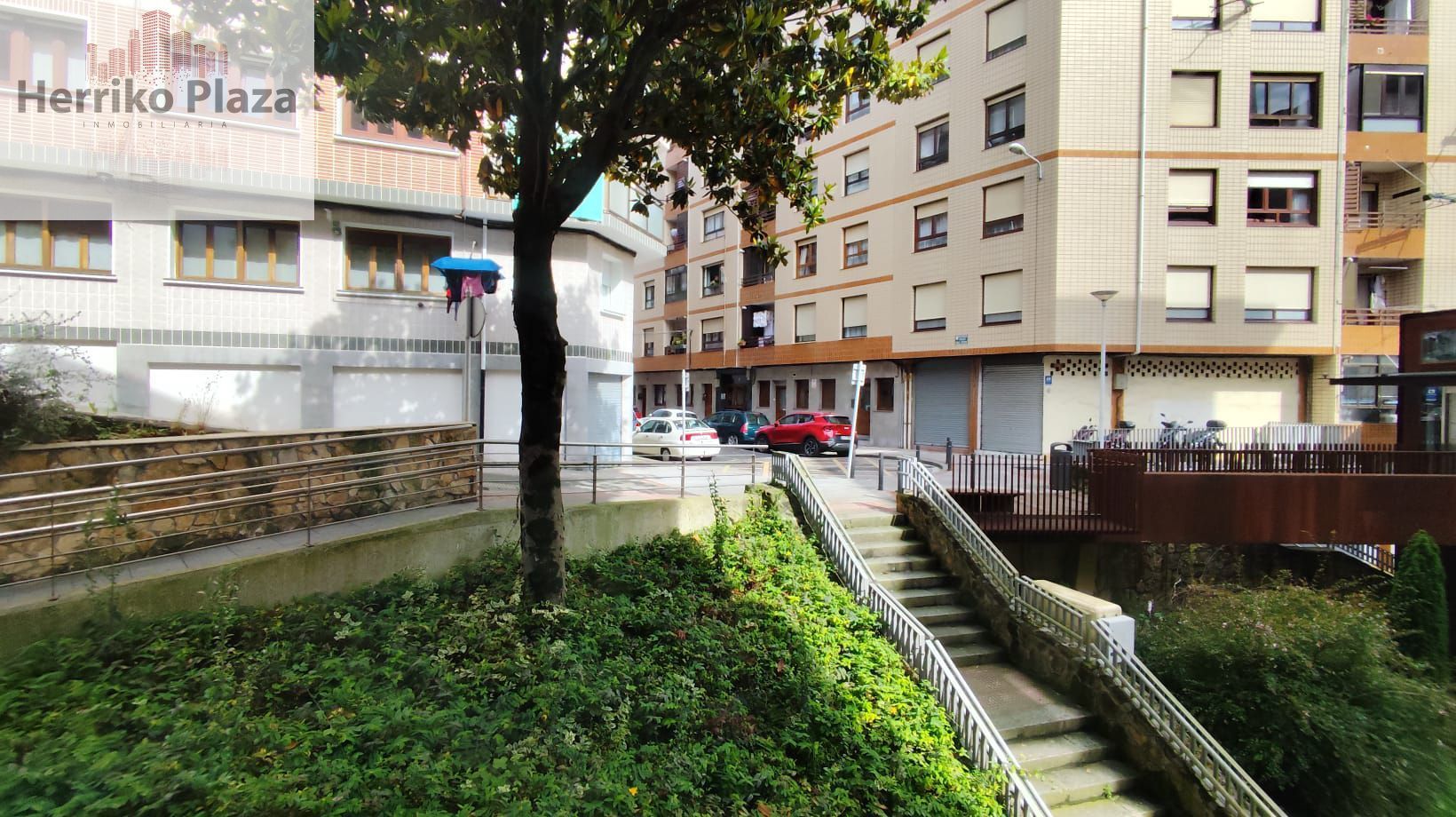 Vista exterior de Pis en venda en Sestao  amb Calefacció i Moblat
