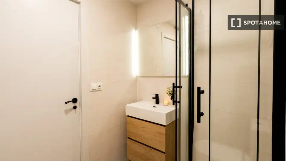 Baño de Piso para compartir en Sabadell con Aire acondicionado, Calefacción y Amueblado