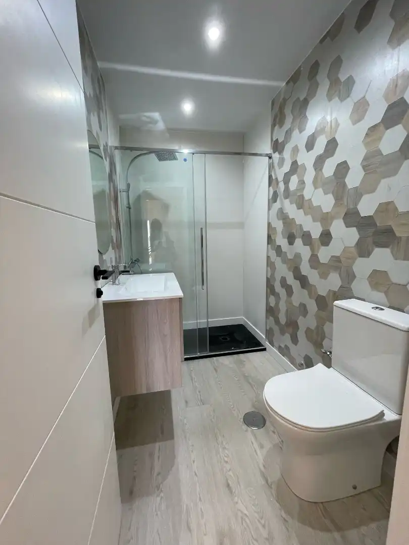 Bathroom of Flat for rent in Granada  with Air Conditioner, Heating and Parquet flooring