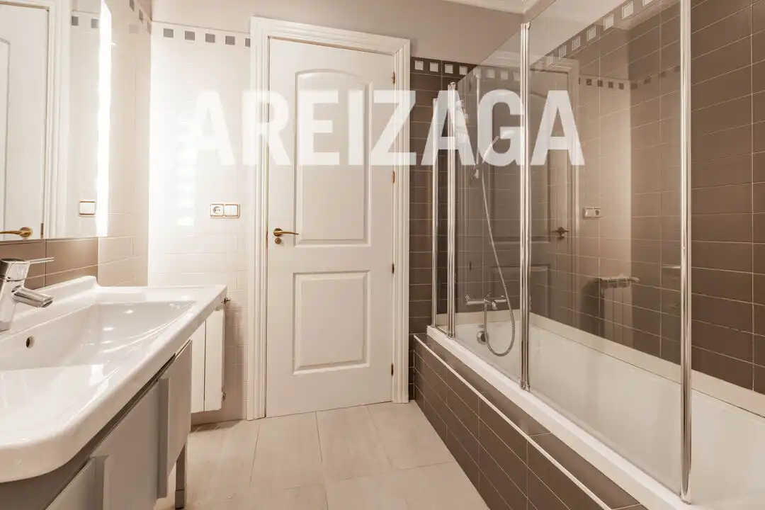 Baño de Piso en venta en Donostia - San Sebastián  con Calefacción, Terraza y Trastero