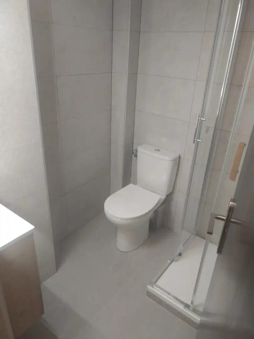 Badezimmer von Wohnung zur Miete in Terrassa mit Heizung, Parkett und Ofen