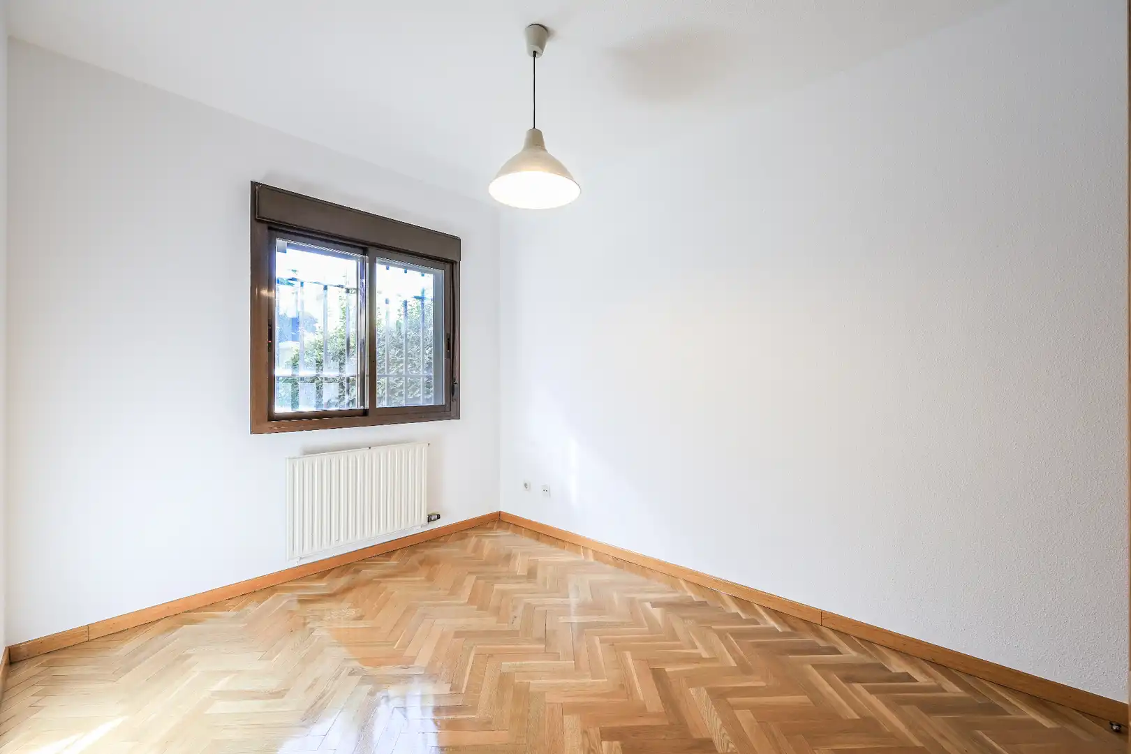 Schlafzimmer von Wohnung zur Miete in Madrid mit Heizung, Parkett und Terrasse