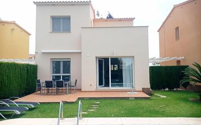 Vista exterior de Casa o xalet en venda en Oliva amb Aire condicionat, Terrassa i Piscina