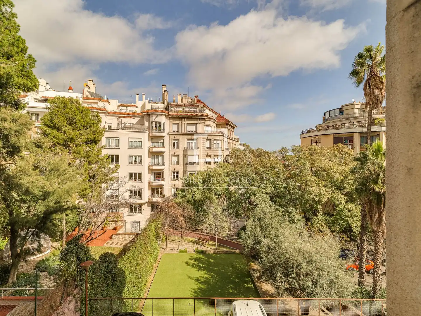 Außenansicht von Wohnung zum Verkauf in Barcelona mit Klimaanlage, Heizung und Privatgarten
