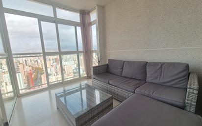 Sala d'estar de Apartament en venda en Benidorm amb Aire condicionat i Balcó