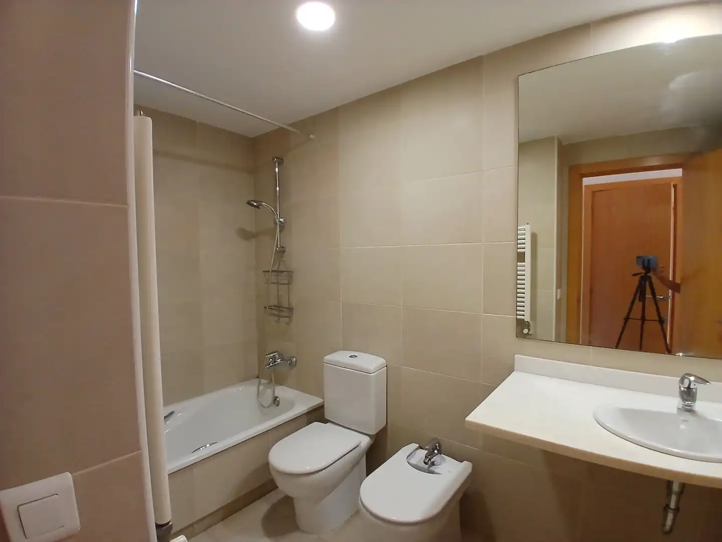 Badezimmer von Wohnung zum Verkauf in Girona mit Klimaanlage, Heizung und Balkon