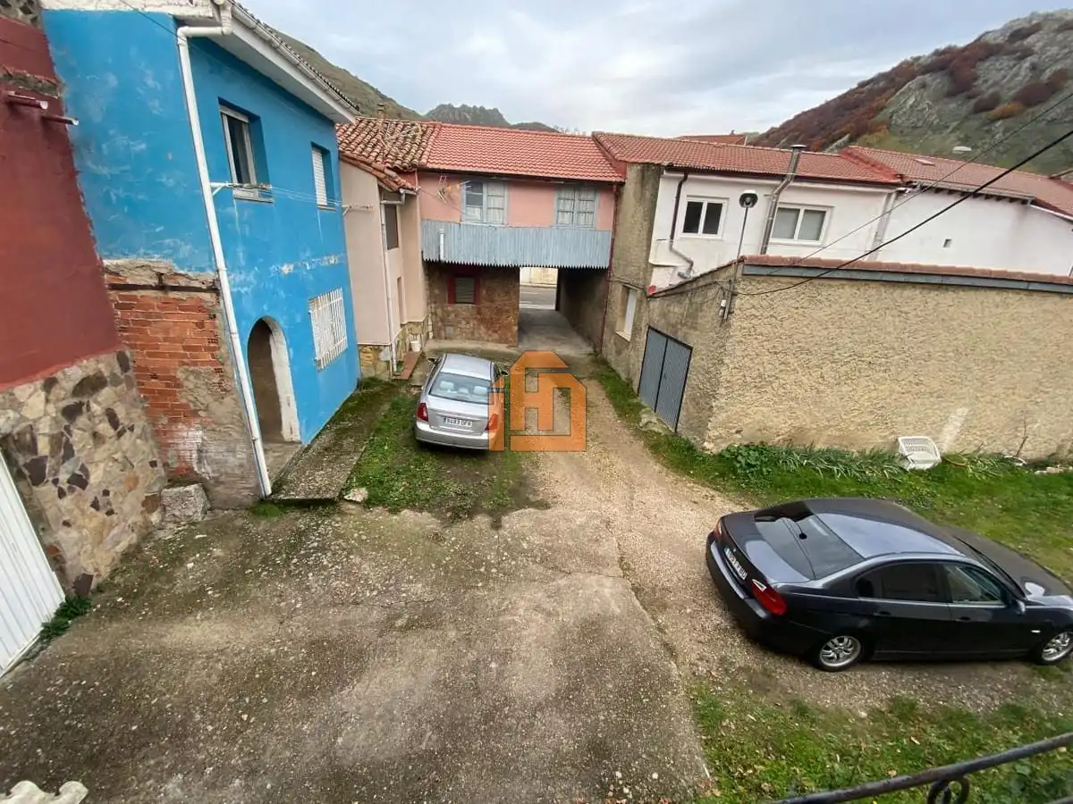 Houses for sale in Calle Canonigo Isidoro, La Pola de Gordón