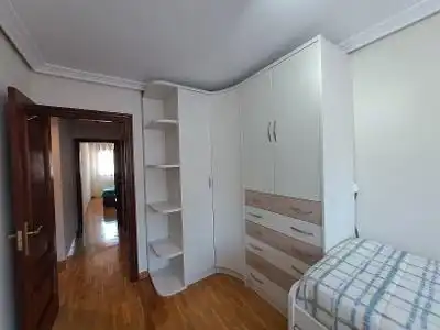 Schlafzimmer von Wohnung zur Miete in Oviedo  mit Parkett und Möbliert