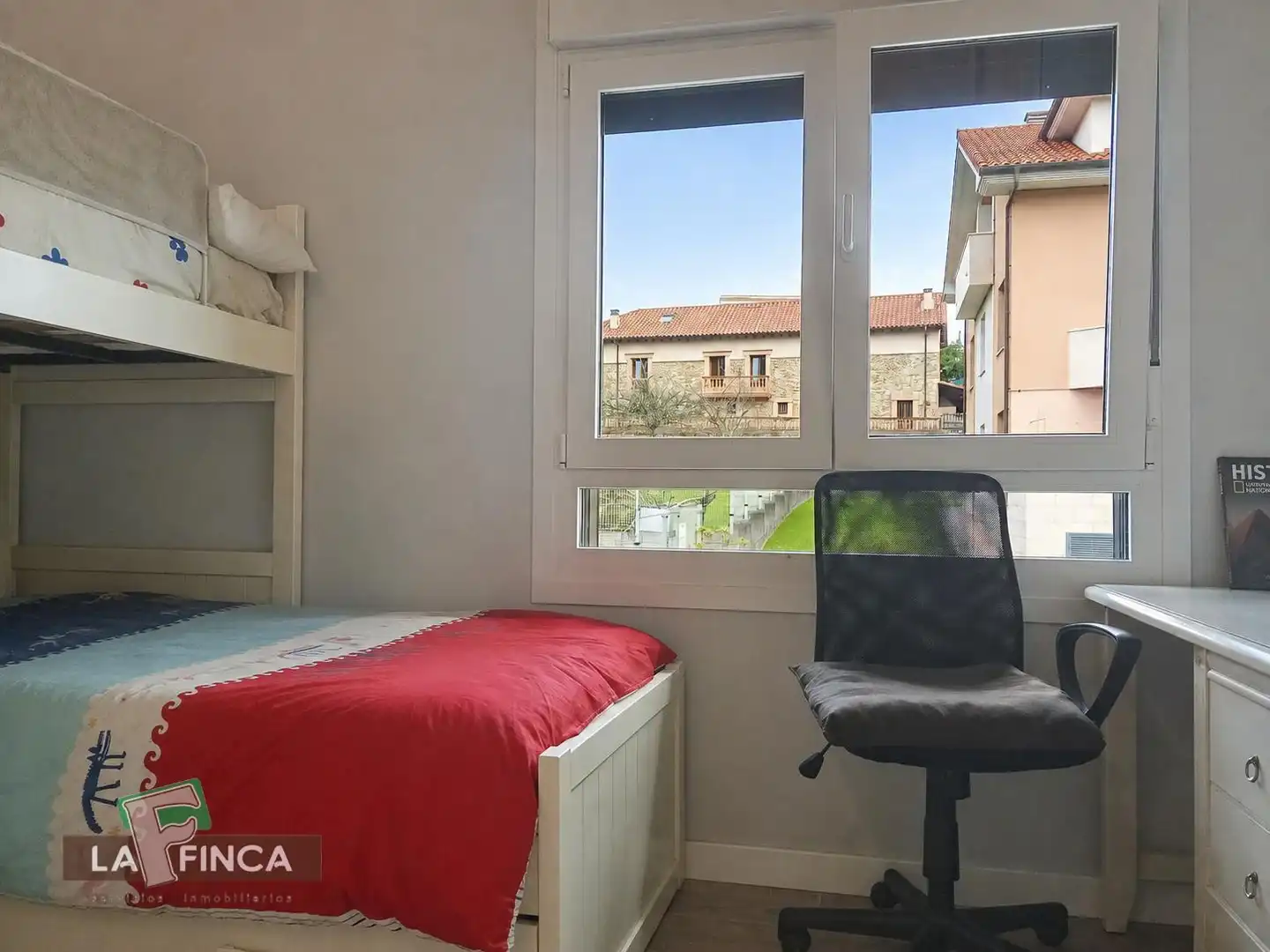 Dormitori de Casa o xalet en venda en Caravia amb Calefacció, Terrassa i Moblat