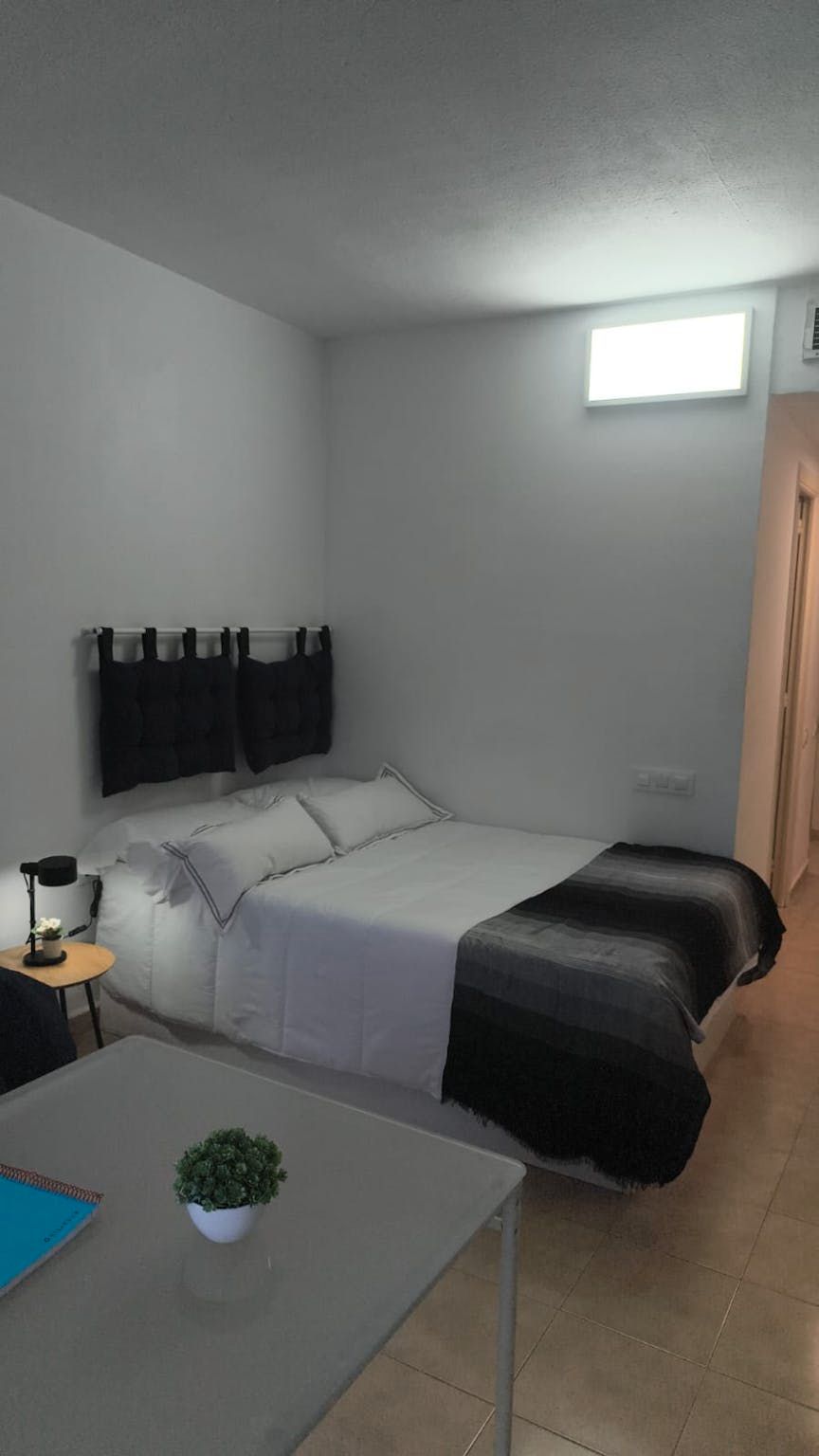 Dormitori de Pis de lloguer en  Sevilla Capital amb Aire condicionat, Calefacció i Moblat