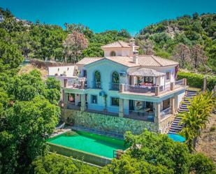 Vista exterior de Casa o xalet en venda en Estepona amb Aire condicionat, Jardí privat i Terrassa