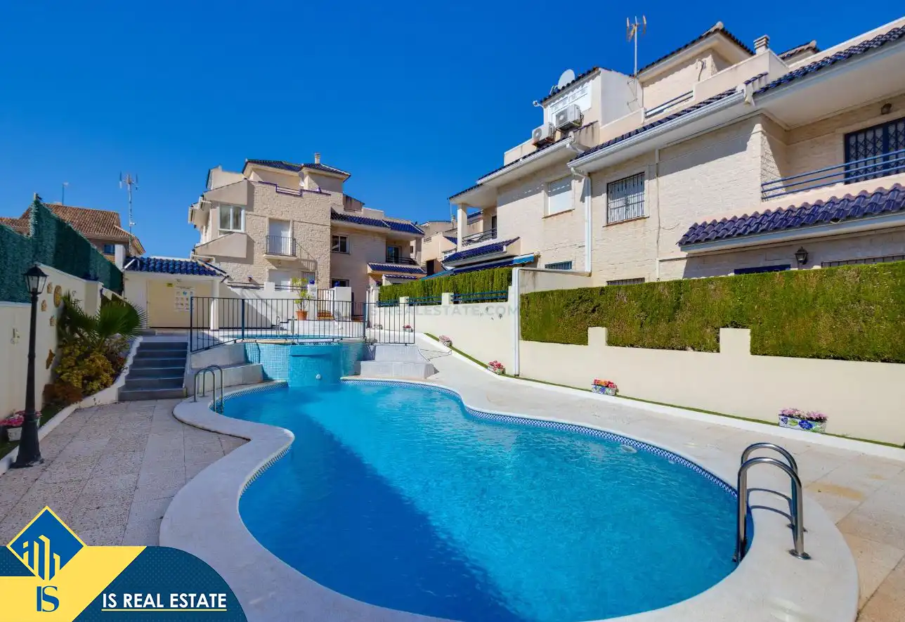 Piscina de Casa adosada en venda en Torrevieja amb Aire condicionat, Calefacció i Terrassa