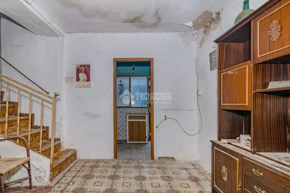 Casa aparellada amb balcó en venda a Loja