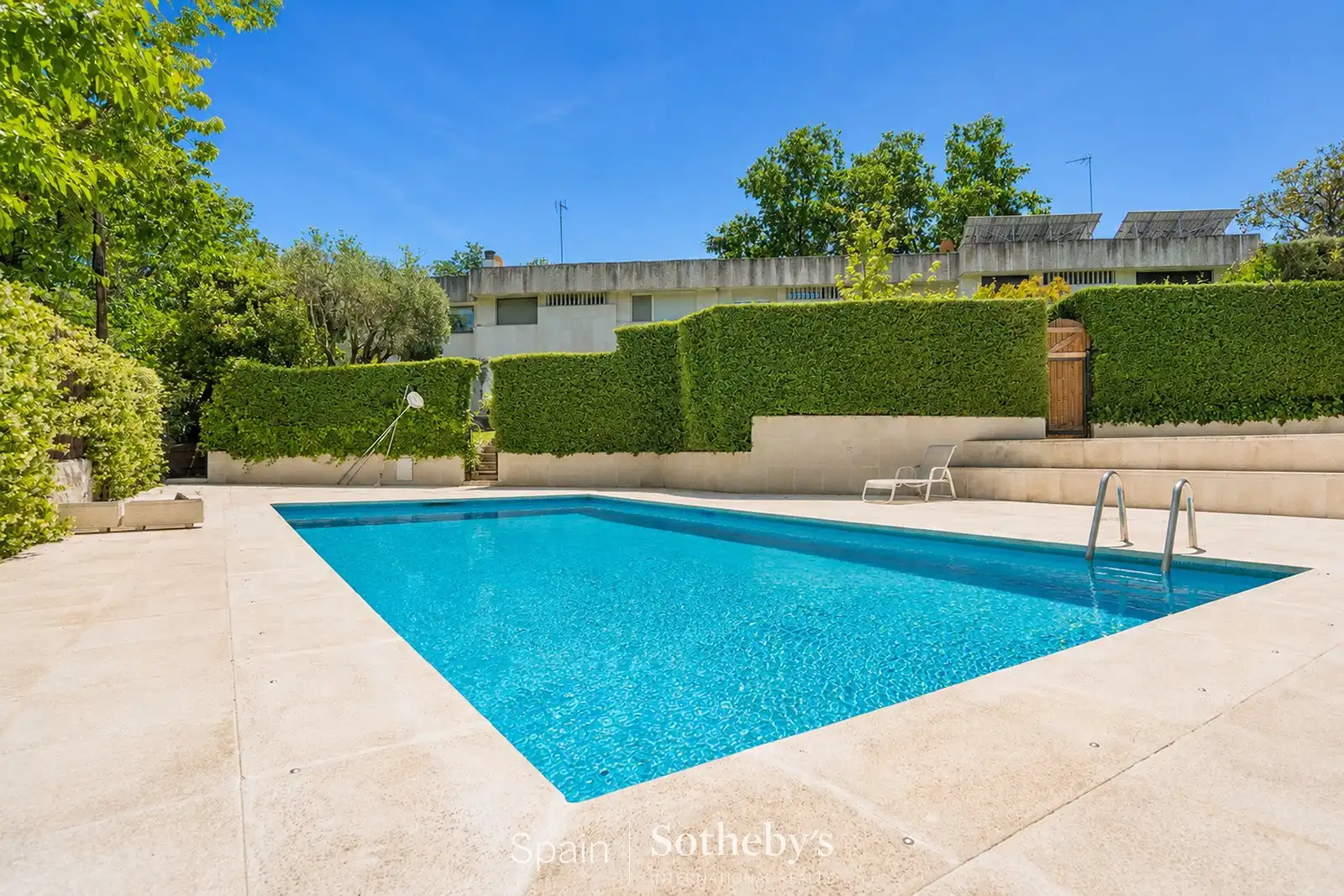 Piscina de Casa adosada en venta en Madrid con Aire acondicionado, Calefacción y Jardín privado