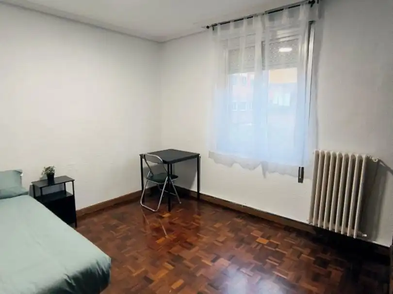 Bedroom of Flat for share in  Logroño  with Heating, Parquet flooring and Furnished