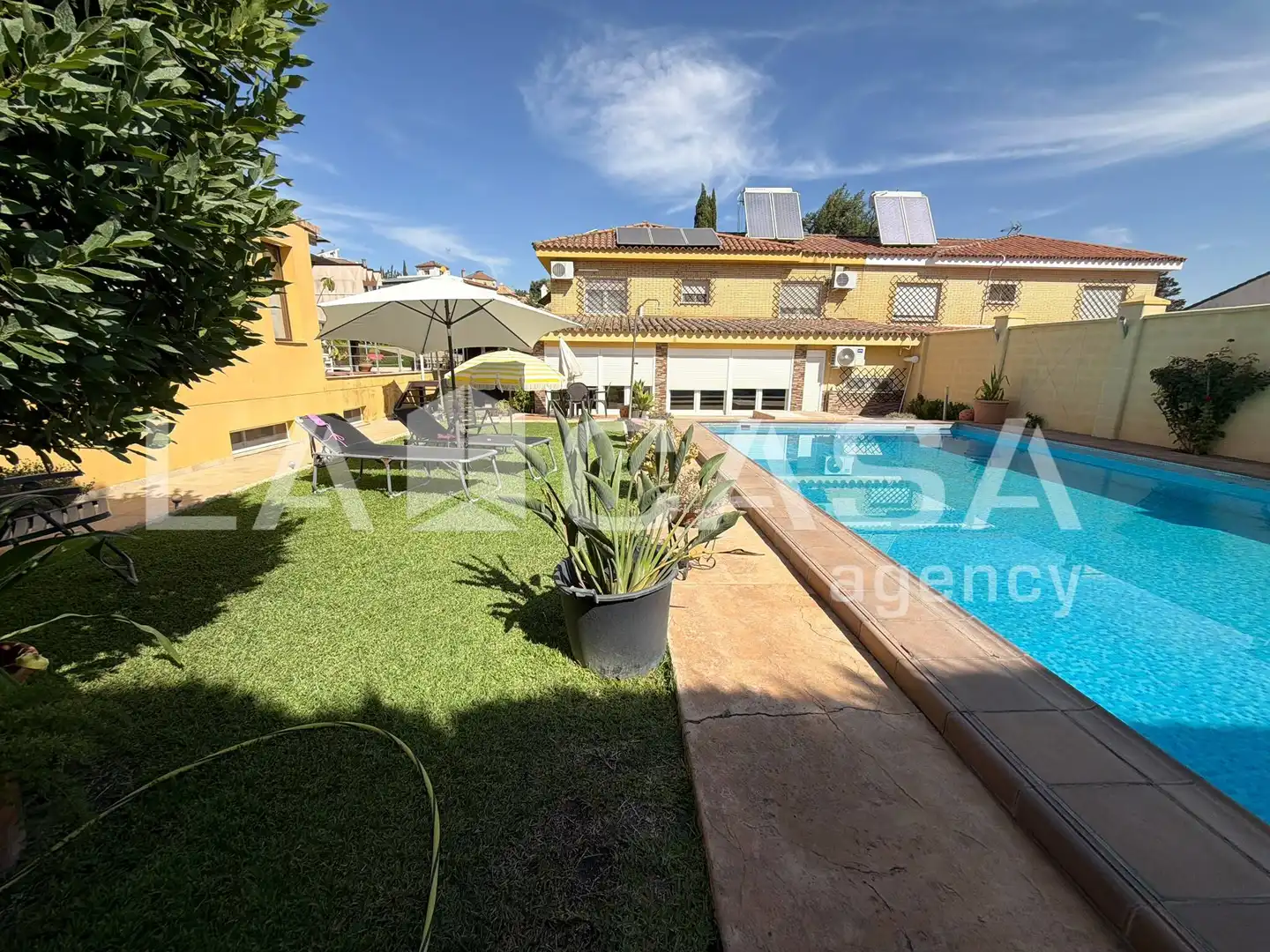 Piscina de Casa adosada en venda en Montequinto amb Terrassa, Traster i Piscina
