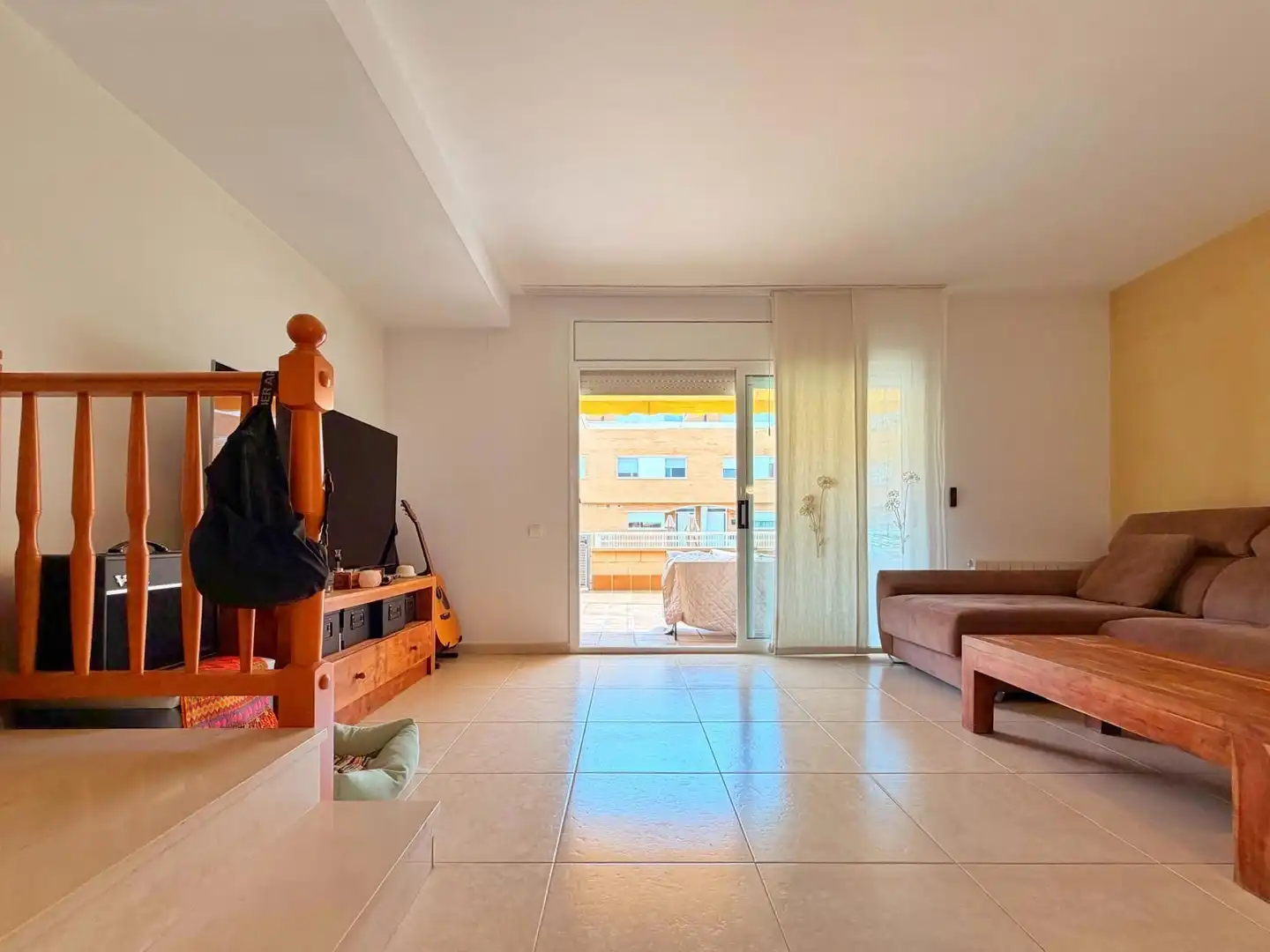 Sala d'estar de Casa adosada en venda en Cubelles amb Aire condicionat, Calefacció i Terrassa