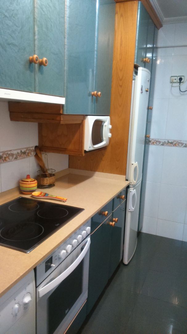 Cuina de Pis en venda en Gijón  amb Calefacció, Parquet i Moblat