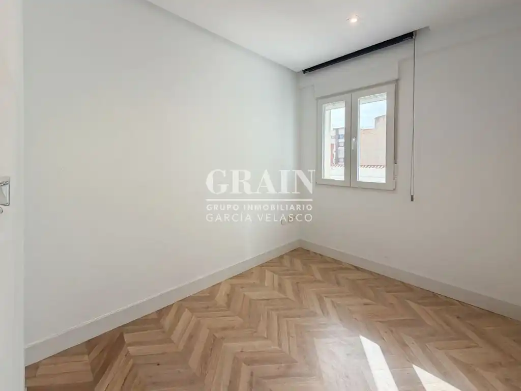 Schlafzimmer von Dachboden zur Miete in Albacete mit Heizung, Terrasse und Balkon