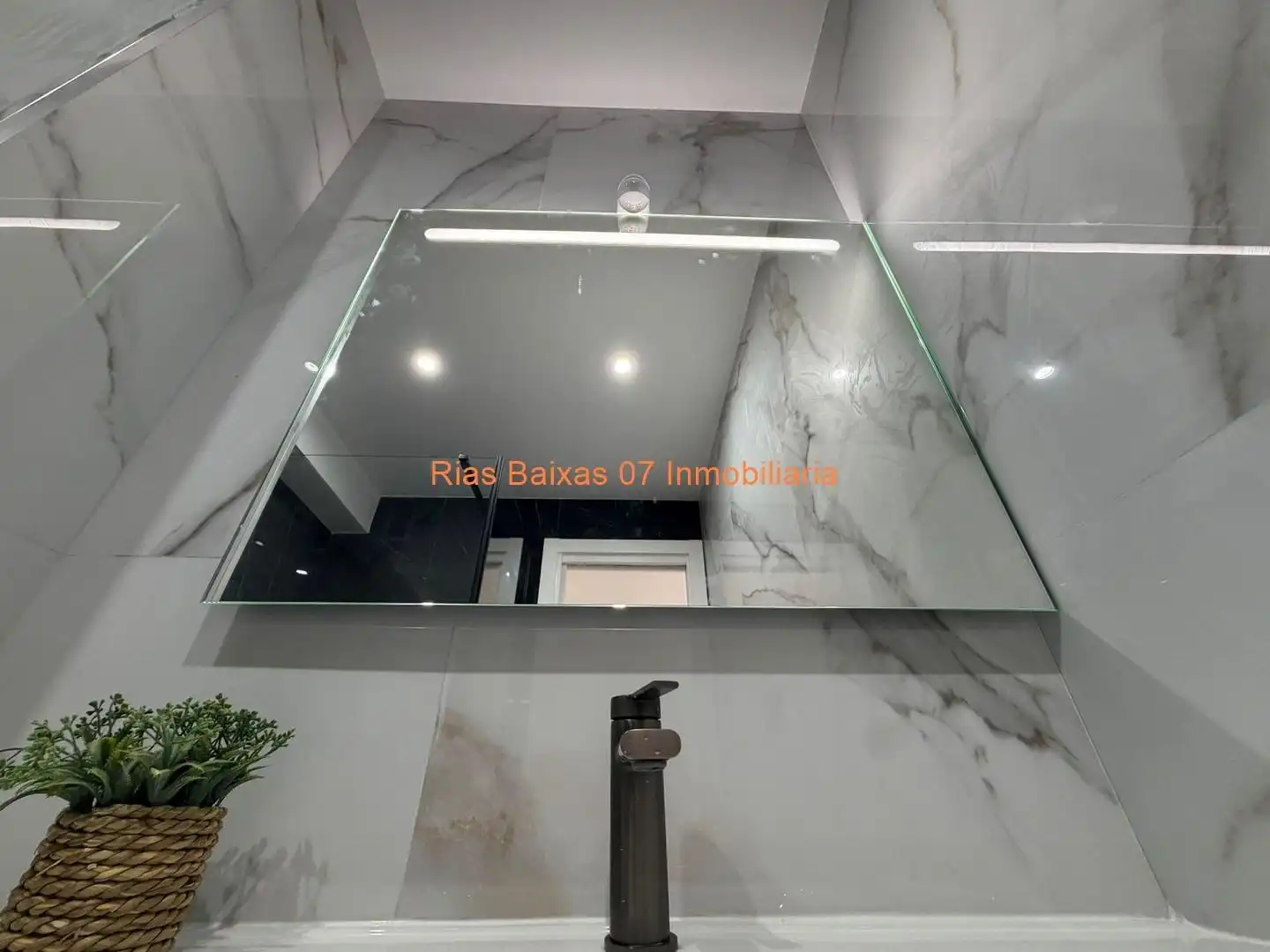 Baño de Piso en venta en Vigo  con Calefacción, Terraza y Trastero