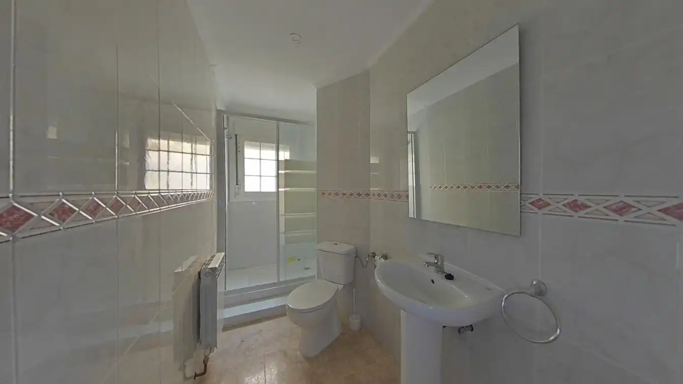 Bathroom of Flat for sale in Zaragoza  with Heating, Parquet flooring and Oven